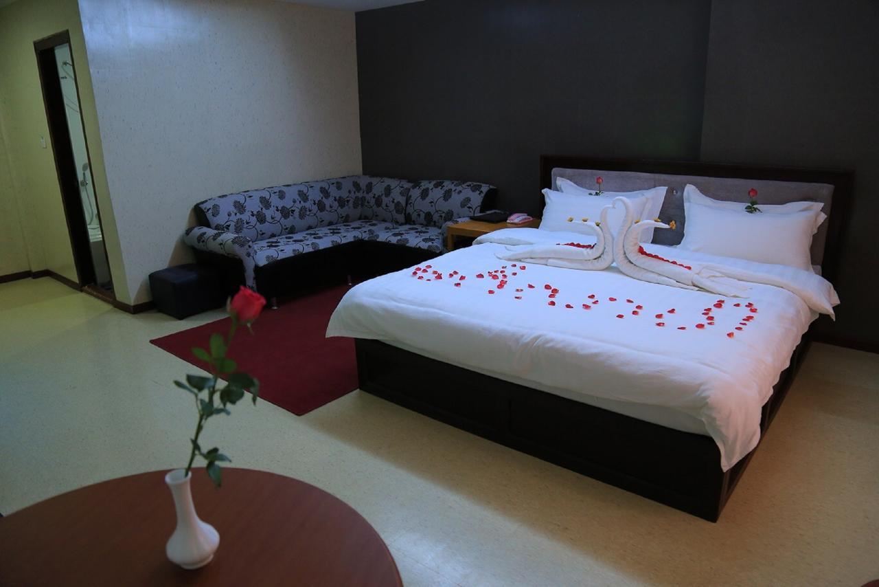 King & Queen Hotel Моун'юа Екстер'єр фото
